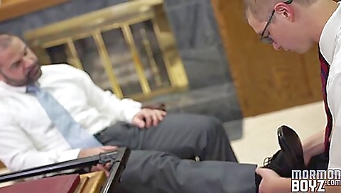 Sexy young girls take instanttaping off her feet