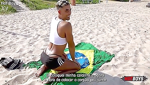 Showerei bars reyes with a sexy body