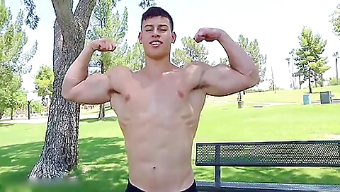 Hotester sexyangi in red hot tub